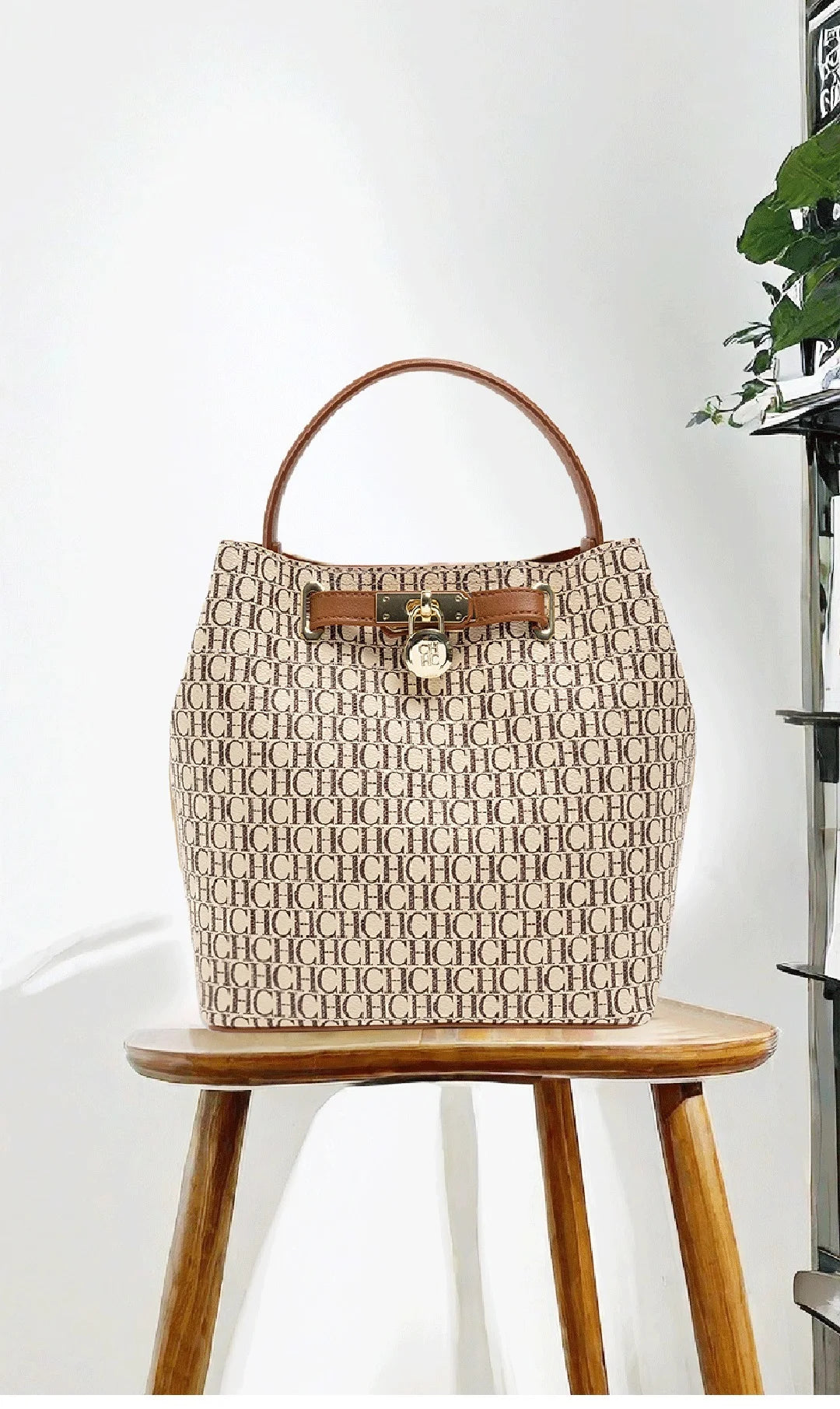 Exquisite High-quality Leather Letter Pattern Solid Color Letter Print Women's Handbag Fashionable Multifunctional Women's Handbag with Zipper Interior