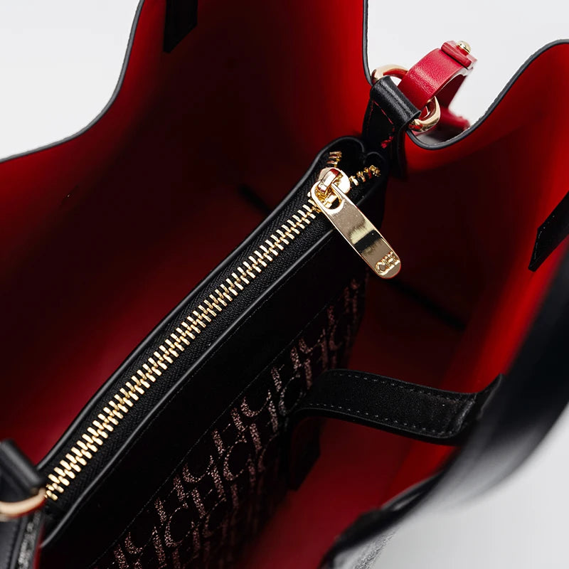 Exquisite High-quality Elegant Large Capacity Letter Bag with Lock Shoulder Bag Creative Design Fashionable and Trendy Commuting Crossbody Bag